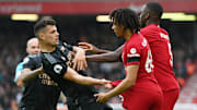 Liverpool dan Arsenal berbagi poin usai bermain imbang 2-2