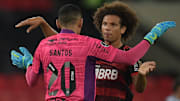 Willian Arão testou positivo e Diego Alves também, então Santos pode ganhar chance