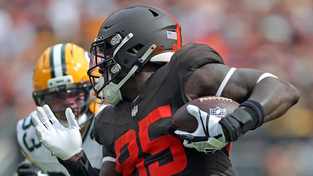 Cleveland Browns tight end David Njoku (85) picks up yards after a catch during the second half of an NFL football game at Huntington Bank Field, Sept. 21, 2025, in Cleveland, Ohio.