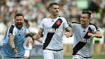 Vegetti marcou duas vezes na vitória do Vasco.