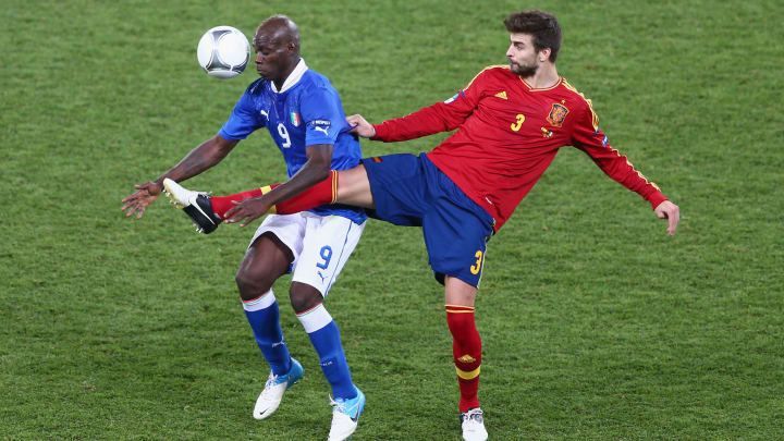 Gerard Piqué e Mario Balotelli na final da Euro 2012