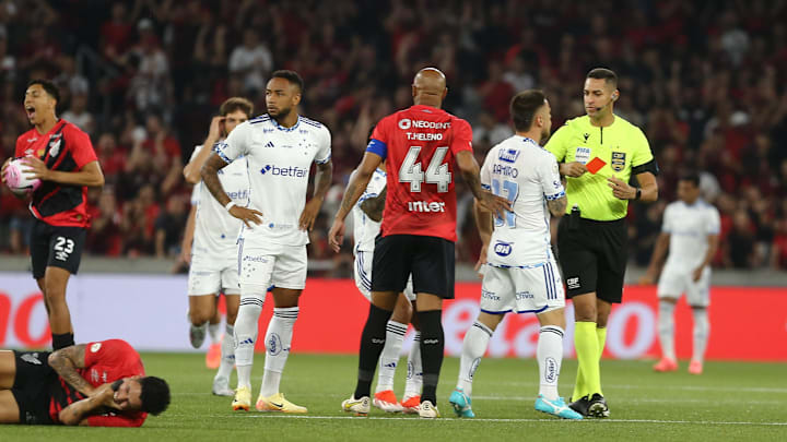 Rafa Silva foi expulso no primeiro lance do jogo contra o Furacão