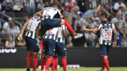 Jugadores de Rayados de Monterrey celebran un gol.