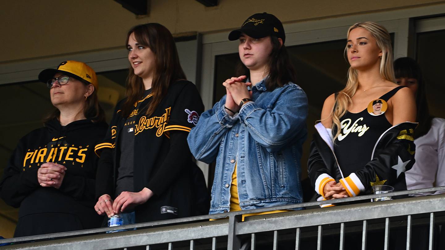 Young Pirates fan shoots his shot at Livvy Dunne - Vimarsana News