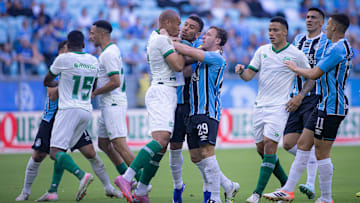 Arbitragem distribuiu quatro cartões durante tumulto Arbitragem distribuiu quatro cartões durante tumulto