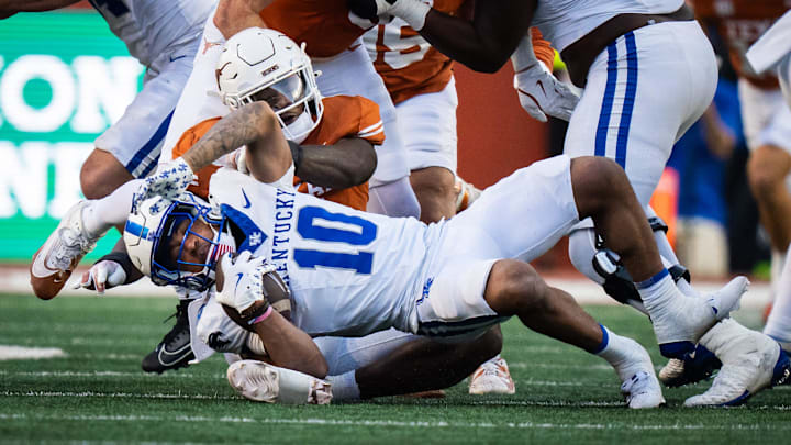 Texas Longhorns linebacker Colin Simmons (11) brings down Kentucky Wildcats running back Jamarion Wilcox (10) in the third quarter of the Texas Longhorns' game against the Kentucky Wildcats at Darrell K Royal Texas Memorial Stadium in Austin, Nov. 23, 2024.