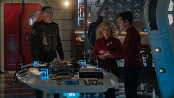 L to R: Anson Mount as Capt. Pike, Carol Kane as Pelia, and Martin Quinn as Scotty in season 3, episode 1 of Strange New Worlds streaming on Paramount+