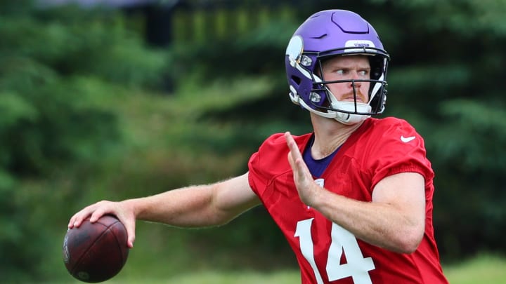 Minnesota Vikings quarterback Sam Darnold (14)