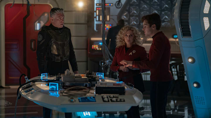 L to R: Anson Mount as Capt. Pike, Carol Kane as Pelia, and Martin Quinn as Scotty in season 3, episode 1 of Strange New Worlds streaming on Paramount+