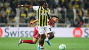 Bright Osayi-Samuel topla ilerliyor.