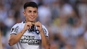 Thiago Almada foi anunciado pelo Lyon nesta quarta, 15 de janeiro