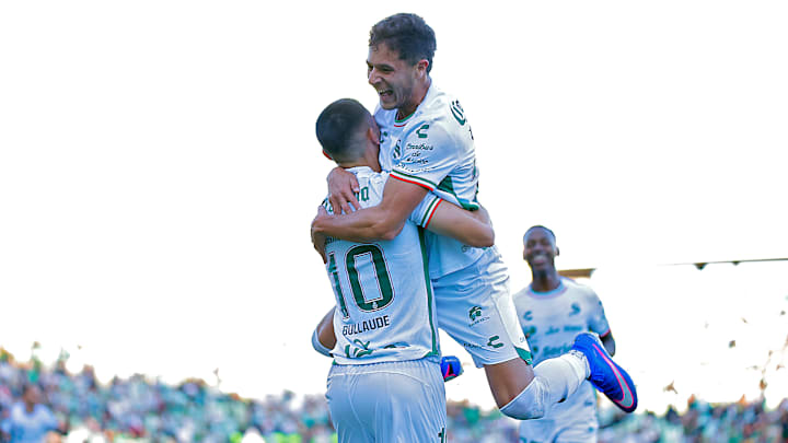 Ezequiel Bullaude celebra tras anotar el primer gol de Santos Laguna en el empate 2-2 ante FC Juárez Ezequiel Bullaude celebra tras anotar el primer gol de Santos Laguna en el empate 2-2 ante FC Juárez