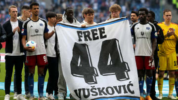 Die Spieler des Hamburger SV mit einer Botschaft für Mario Vuskovic