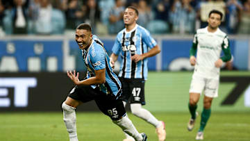 Carlos Vinícius marcou mais um gol na temporada