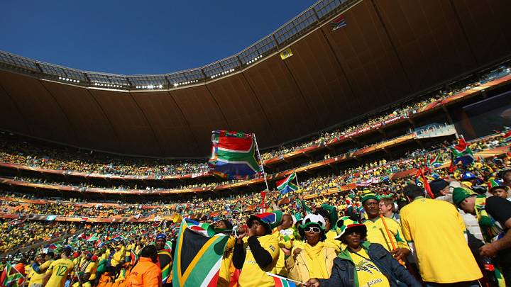 Aficionados sudafricanos celebran en las tribunas del Soccer City de Johannesburgo durante la inauguración del Mundial de Sudáfrica 2010