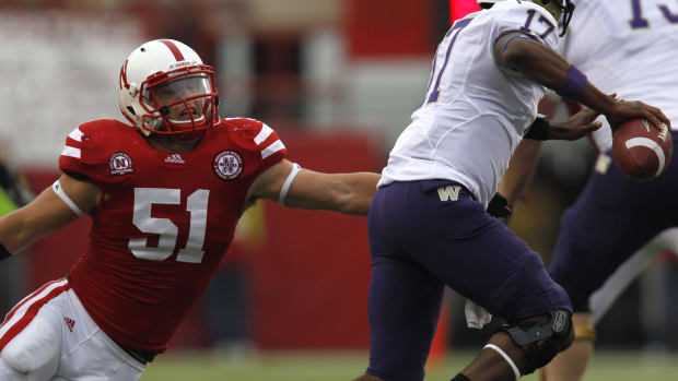 Nebraska Cornhuskers defender Will Compton (51) rushes the Washington Huskies quarterback Keith Price (17)