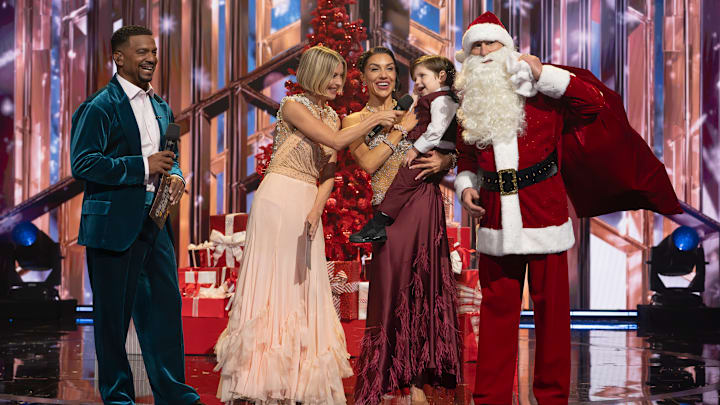 ‘Dancing With the Stars’ Holiday Special