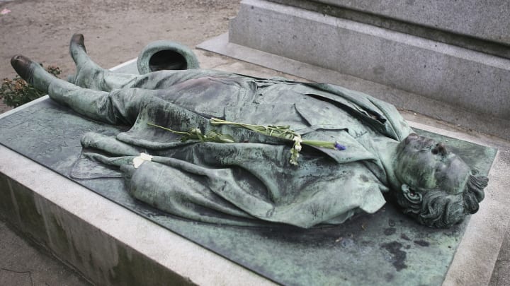 Victor Noir's effigy with flowers laid on his lapel