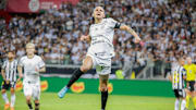 Fábio Santos foi o herói da vitória do Corinthians sobre o Atlético-MG
