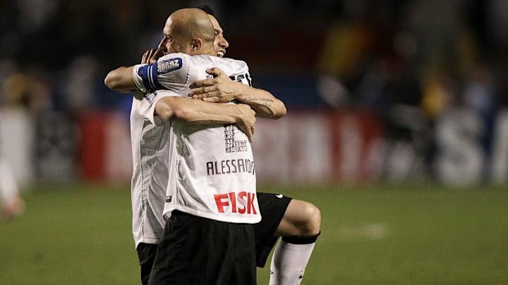 Alessandro e Chicão, jogadores do Corinthians 