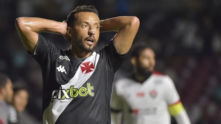 Vasco foi derrotado em casa pelo Vitória por 3 a 0 Vasco foi derrotado em casa pelo Vitória por 3 a 0