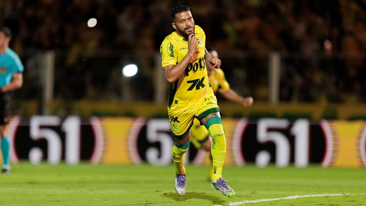De pênalti, Reinaldo marcou contra o ex-clube De pênalti, Reinaldo marcou contra o ex-clube