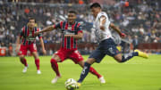 Gilberto Sepúlveda de Chivas y Jesús Gallardo de Rayados durante el Torneo Clausura 2023.