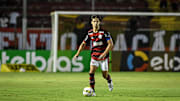 Após cinco meses, Rodrigo Caio volta aos gramados e brilha contra o Altos-PI, pela Copa do Brasil. Zagueiro é excelente opção para o Fla.