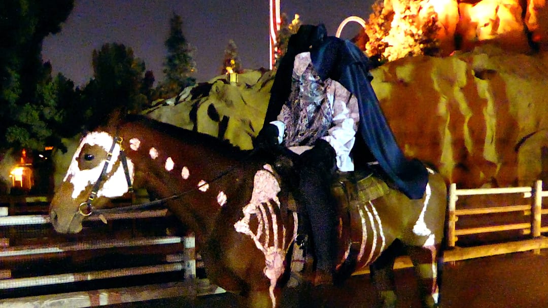 "Elvira's Big Top" At Knott's Scary Farm