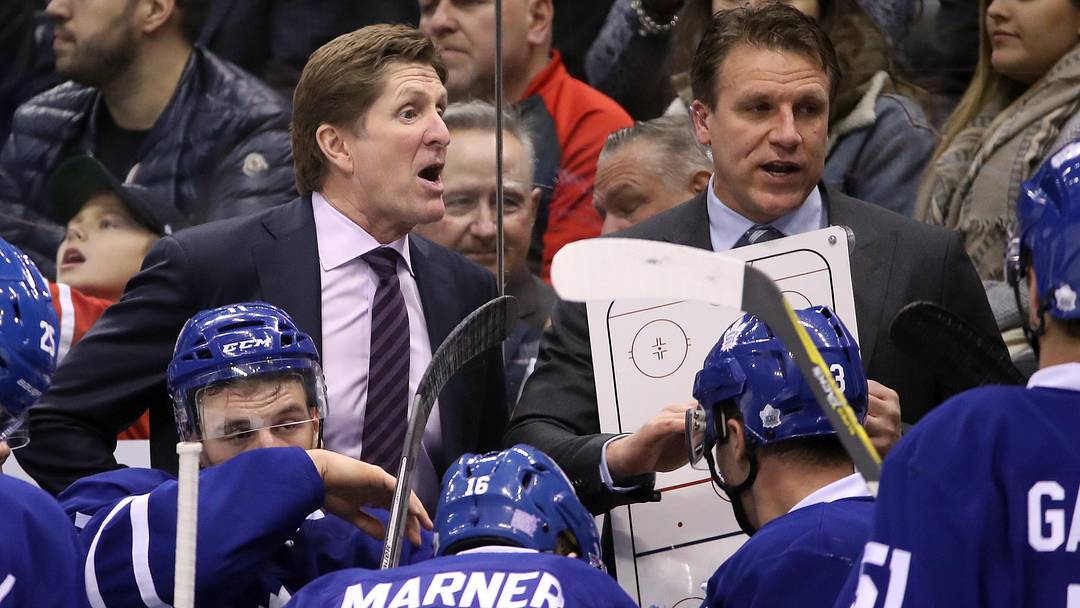 Nov 15, 2016; Toronto, Ontario, CAN; Toronto Maple Leafs head coach Mike Babcock and assistant coach Jim Hiller talk to their players on the bench during a break in the action against the Nashville Predators at Air Canada Centre. The Maple Leafs defeated the Predators 6-2. Mandatory Credit: Tom Szczerbowski-Imagn Images