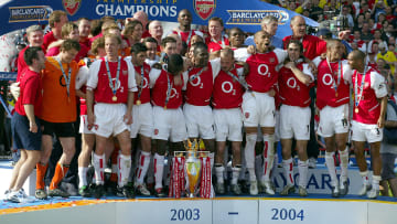 El Arsenal celebrando su triunfo en la Premier League de 2003-04, donde recibió un trofeo distinto al tradicional 