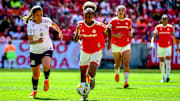Em jogo movimentado e com dose dupla da “Lei do Ex”, Internacional e Corinthians empatam pela primeira partida da final do Brasileirão Feminino.