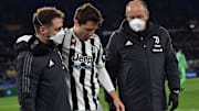 Federico Chiesa lascia il campo dopo l'infortunio 