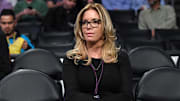 Jeanie Buss presenciando un partido de Los Angeles Lakers contra los Boston Celtics