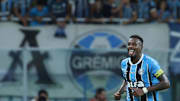 Com passagem pelo rival Inter, Edenílson atuou no Atlético-MG antes de vestir a camisa gremista