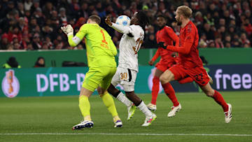 Manuel Neuer foult Jeremie Frimpong 