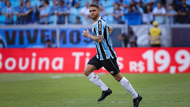 Cuéllar ainda não conseguiu embalar com a camisa do Grêmio Cuéllar ainda não conseguiu embalar com a camisa do Grêmio