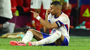Kylian Mbappé est sorti sur blessure après un choc au nez