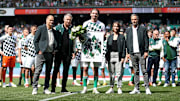 Ex-Werder-Boss Frank Baumann (zweiter v.l.) beim Bremen-Abschied von Nick Woltemade (mitte) 2024.