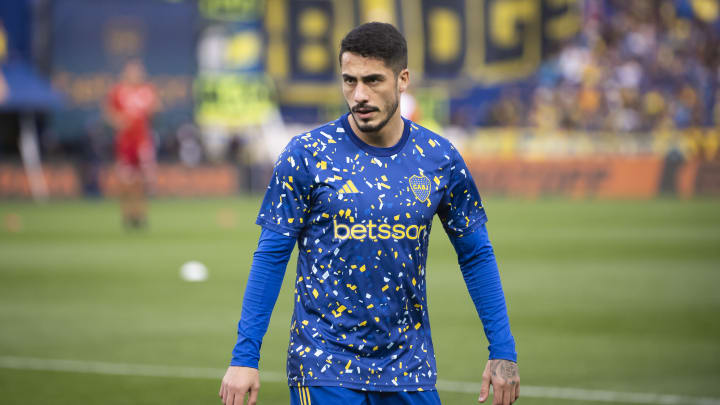 Nicolas Figal of Boca Juniors practices before a Liga...