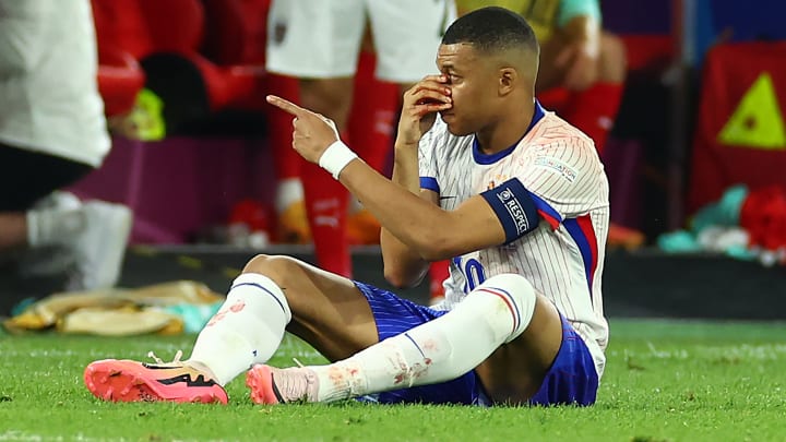Kylian Mbappé est sorti sur blessure après un choc au nez Kylian Mbappé est sorti sur blessure après un choc au nez