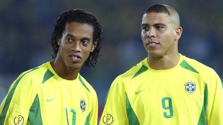 Ronaldinho Gaúcho e Ronaldo Fenômeno brilharam no Japão em 2002 Ronaldinho Gaúcho e Ronaldo Fenômeno brilharam no Japão em 2002