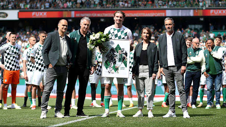 Ex-Werder-Boss Frank Baumann (zweiter v.l.) beim Bremen-Abschied von Nick Woltemade (mitte) 2024. Ex-Werder-Boss Frank Baumann (zweiter v.l.) beim Bremen-Abschied von Nick Woltemade (mitte) 2024.