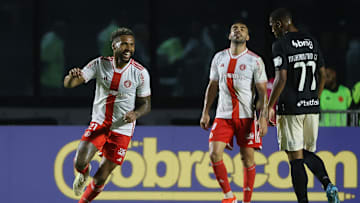 Wesley foi o grande personagem da partida em São Januário