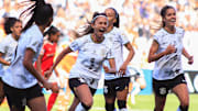 Fiel lotou a Neo Química Arena, em recorde de público do futebol feminino, e time correspondeu com goleada de virada