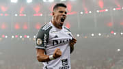 Paulinho foi revelado no Vasco, mas hoje defende o Galo