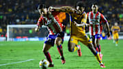 Óscar Macías de San Luis y Ozziel Herrera de Tigres durante la Liguilla del Apertura 2024