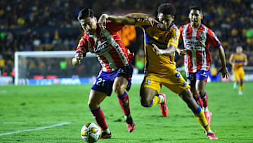 Óscar Macías de San Luis y Ozziel Herrera de Tigres durante la Liguilla del Apertura 2024