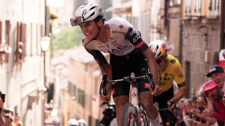 Isaac del Toro, primer mexicano en vestir la Maglia Rosa, en el Giro de Italia.