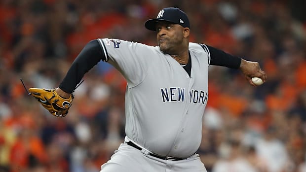 El lanzador inicial de los Yankees de Nueva York, CC Sabathia (52), durante la décima entrada en el juego dos de los playoffs de ALCS 2019